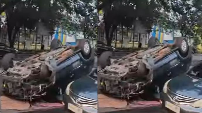Mobil Hitam Terbalik di Cibubur 