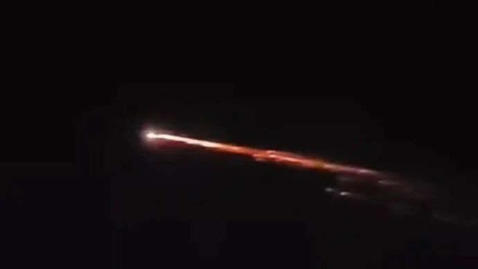 Kemunculan objek bercahaya yang melintas di langit sejumlah wilayah di Lampung pada Sabtu, 4 April 2026 mengundang kepanikan warga