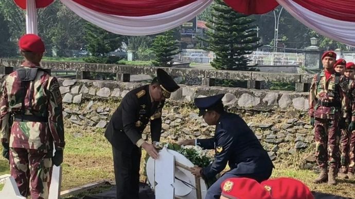 Panglima TNI Jenderal TNI Agus Subiyanto saat memimpin upacara militer untuk pemakaman jenazah Mayor Infanteri (Anumerta) Zulmi Aditya Iskandar di Taman Makam Pahlawan (TMP) Cikutra, Kota Bandung, Jawa Barat, Minggu (5/4/2026). ANTARA/Rubby Jovan/aa.