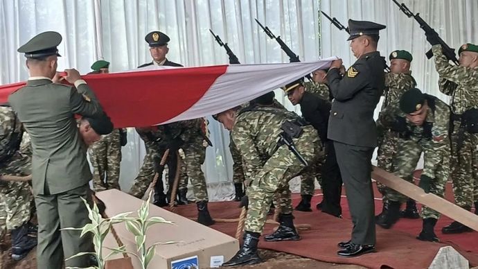 Seorang prajurit TNI Sersan Kepala (Anumerta) Muhammad Nur Ichwan dimakamkan di Taman Makam Pahlawan Giri Dharmoloyo, Kota Magelang, Jawa Tengah, Minggu (5/4/2026). ANTARA/Heru Suyitno