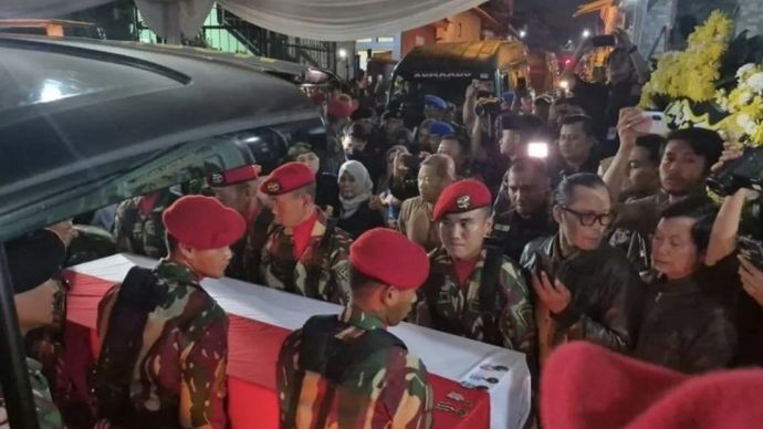 Jenazah Mayor Infanteri (Anumerta) Zulmi Aditya Iskandar tiba di rumah duka di Cimahi, Sabtu malam (4/4/2026). ANTARA/Ilham Nugraha.