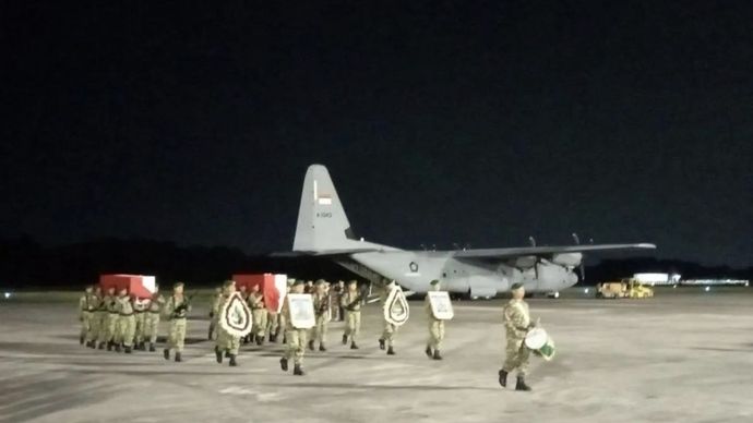 Acara penghormatan bagi prajurit TNI yang gugur saat menjalankan misi perdamaian di Lebanon dilaksanakan di Pangkalan TNI Angkatan Udara Adisutjipto Yogyakarta pada Sabtu (4/4/2026) malam. (ANTARA/Hery Sidik)