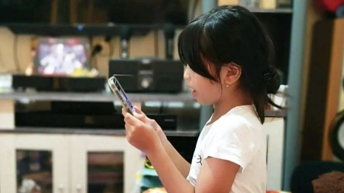 lustrasi - Seorang anak mengakses media sosial melalui gawai. ANTARA/Dedi/am.