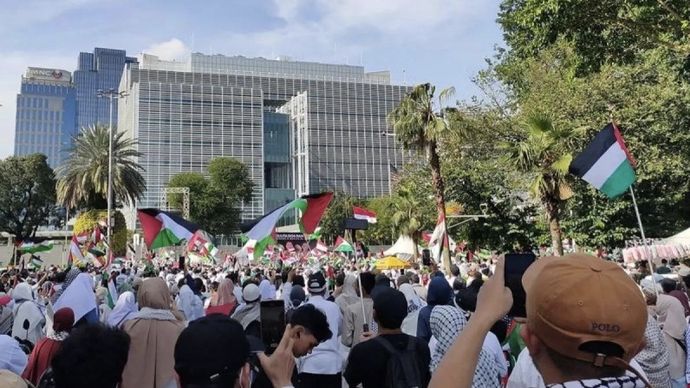 Ribuan warga menggelar aksi unjuk rasa di depan Kedutaan Besar Amerika Serikat untuk Indonesia, Jakarta Pusat, Minggu (5/4/2026) pagi. Aksi tersebut sebagai belasungkawa terhadap tiga personel TNI yang gugur di Lebanon Selatan saat menjalankan misi perdamaian PBB. ANTARA/Risky Syukur/aa.