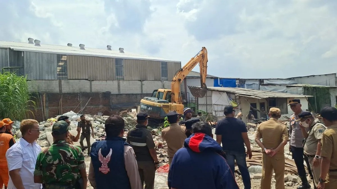 Pemerintah Kota Jakarta Barat (Pemkot Jakbar) menggunakan alat berat untuk membongkar sisa permukiman warga di kawasan RT 02 RW 07 Kamal, Kalideres, Senin (6/4/2026). ANTARA/HO-Dokumentasi Pribadi