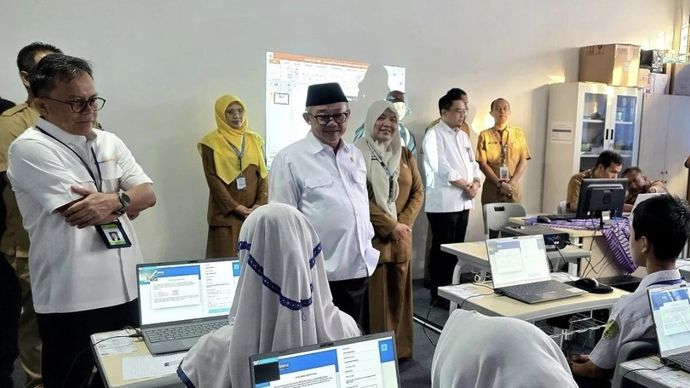 Menteri Pendidikan Dasar dan Menengah (Mendikdasmen) Abdul Mu'ti bersama Kepala Badan Standar Kurikulum dan Asesmen Pendidikan (BSKAP) Kemendikdasmen Toni Toharudin meninjau pelaksanaan Tes Kemampuan Akademik (TKA) hari pertama di SMP Negeri 2 Curug, Kabupaten Tangerang, Provinsi Banten pada Senin (6/4/2026). ANTARA/Hana Dewi Kinarina Kaban