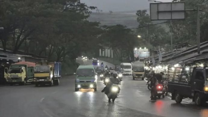 Ilustrasi - Kondisi jalan saat terguyur hujan di salah satu jalur wisata di Kabupaten Bandung saat libur Lebaran 2026. ANTARA/Ilham Nugraha