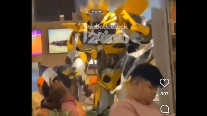 Robot cosplay yang dituduh melakukan aksi tak senonoh. 