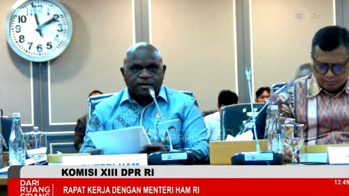 Menteri HAM Natalius Pigai saat rapat di DPR. 