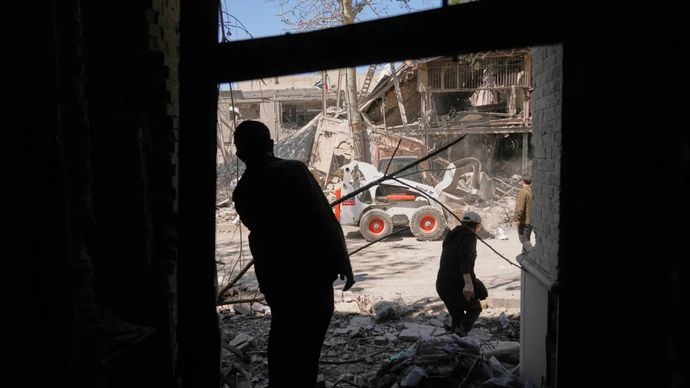 Para pekerja membersihkan puing-puing di kompleks Universitas Teknologi Sharif di Teheran, yang menurut otoritas Iran menjadi sasaran serangan AS-Israel pada Senin dini hari, di Teheran, Iran, Senin, 6 April 2026. 