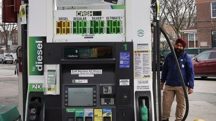 Lusaka, Zambia (ANTARA) - Madagaskar mengumumkan keadaan darurat energi nasional, Selasa (7/4), akibat konflik Timur Tengah yang sedang berlangsung hingga menyebabkan gangguan besar dalam pasokan energi.  Negara kepulauan itu melaporkan kekurangan bahan bakar di seluruh negeri, sehingga memaksa kabinetnya untuk mengambil langkah-langkah mendesak demi memulihkan pasokan energi dan memastikan keberlanjutan layanan publik.  