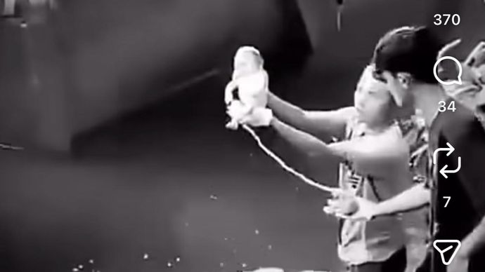 Mayat bayi di saluran air Pekanbaru, Riau. 