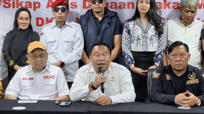 Ketua Umum Presidium Kebangsaan 08 H. Kurniawan (tengah depan) memberikan keterangan kepada wartawan di Jakarta, Rabu (8/4/2026). ANTARA/Fianda Sjofjan Rassat