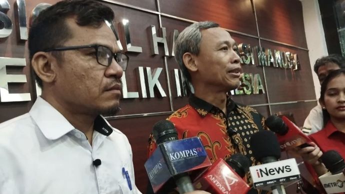 Komisioner Pemantauan dan Penyelidikan Komisi Nasional Hak Asasi Manusia (Komnas HAM) Saurlin P. Siagian (kiri) dan Koordinator Subkomisi Penegakan HAM sekaligus Komisioner Mediasi Komnas HAM Pramono Ubaid Tanthowi dalam wawancara cegat di Gedung Komnas HAM, Jakarta, Rabu (8/4/2026). (ANTARA/Muhammad Rizki)