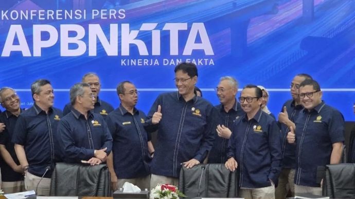 Menteri Keuangan Purbaya Yudhi Sadewa (ketiga dari kanan) menghadiri Konferensi Pers APBN KiTA Edisi Maret 2026 di Jakarta, Rabu (11/3/2026). (ANTARA/Bayu Saputra.)