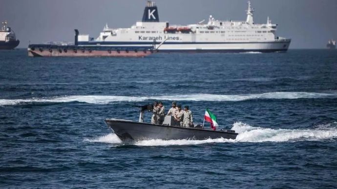 Tentara Iran berpatroli di Selat Hormuz, Iran selatan, Selasa (30/4/2019). ANTARA/Xinhua/Ahmad Halabisa