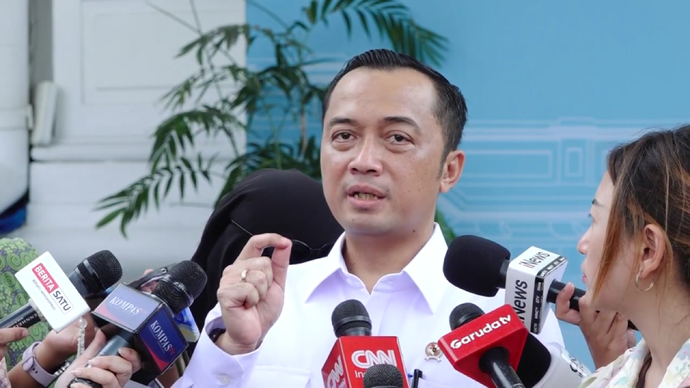 Prasetyo Hadi memberikan keterangan kepada awak media di Jakarta terkait upaya pemerintah mendorong penggunaan transportasi publik dan efisiensi energi di tengah tantangan global.