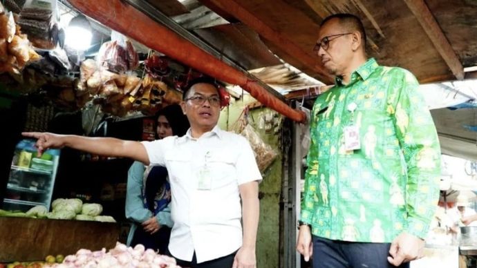 Deputi Ketersediaan dan Stabilisasi Pangan Bapanas I Gusti Ketut Astawa bersama Dinas Ketahanan Pangan, Kelautan dan Pertanian (DKPKP) DKI Jakarta melaksanakan sidak di Pasar Menteng Pulo, Jakarta, Kamis (8/4/2026). ANTARA/HO-Bapanas