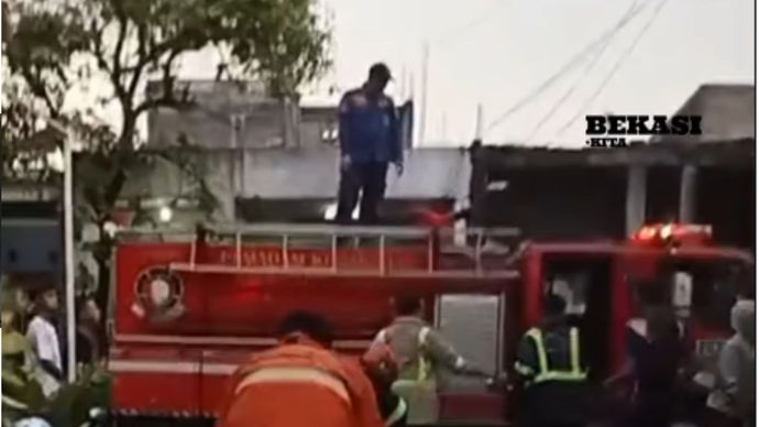 Kebakaran hebat terjadi di perumahan Bumi Sindang Asri blok D4, rt 05/10 desa Sindangmulya, Cibarusah, Kabupaten Bekasi pada Rabu (8/4/2026) pukul 15.30 WIB. Sebanyak empat rumah habis terbakar dan satu terkena dampak, membuat warga setempat panik dan terkejut.