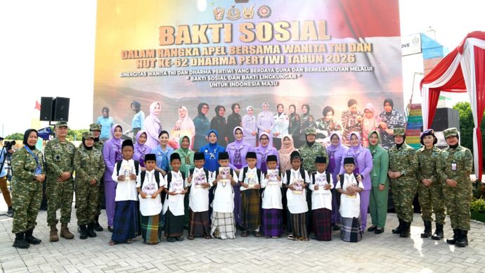 Ketua Umum (Ketum) Dharma Pertiwi Ny. Evi Agus Subiyanto selaku Ibu Raksa Tri Anggana Tantri (Ibu Asuh Wanita TNI) memimpin dan menghadiri secara langsung kegiatan bakti sosial dalam rangka Apel Bersama Wanita TNI dan HUT ke-62 Dharma Pertiwi Tahun 2026, dengan tema &ldquo;Sinergitas Wanita TNI Dan Dharma Pertiwi Yang Berdaya Guna Dan Berkelanjutan Melalui Bakti Sosial Dan Bakti Lingkungan Untuk Indonesia Maju&rdquo;, yang digelar di Kp Pal Jaya, Desa Segara Jaya, Kecamatan Tarum