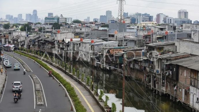Suasana permukiman padat penduduk di Jakarta, Senin (27/1/2025). (ANTARA FOTO/Indrianto Eko Suwarso/rwa.)