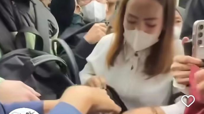 Wanita di bus TransJakarta mengaku kecopetan ponsel. 