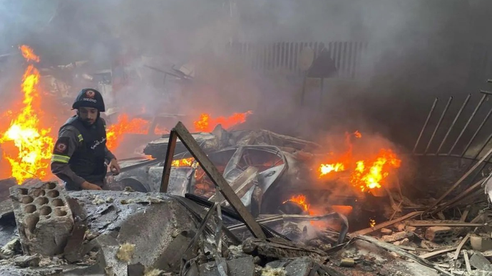 Foto ini, yang diambil dengan ponsel, menunjukkan kebakaran yang disebabkan oleh serangan udara Israel di Beirut, Lebanon, pada 8 April 2026. Sejauh ini, serangan Israel pada hari Rabu di seluruh Lebanon telah menewaskan sedikitnya 254 orang dan melukai 1.165 lainnya, dengan lingkungan padat penduduk di ibu kota, Beirut, termasuk yang paling parah terkena dampaknya, menurut data terbaru yang diberikan oleh Pertahanan Sipil Lebanon. (ANTARA/Xinhua/Bilal Jawich)