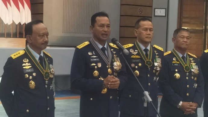 Kepala Staf TNI Angkatan Udara (KSAU) Marsekal TNI Mohamad Tonny Harjono (tengah) saat jumpa pers di Mabes AU, Cilangkap, Jakarta Timur, Kamis (9/4/2026). ANTARA/Walda Marison.