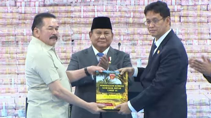Penyerahan uang triliunan rupiah hasil kerja Satgas PKH. 