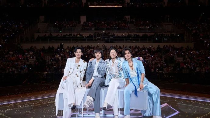 Penampilan anggota grup F4 (dari kanan ke kiri) &ndash; Jerry Yan, Van Ness Wu bersama vokalis band rock Taiwan Mayday, Ashin, dan Vic Chou dalam tur konser 