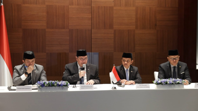 Kebijakan WFH bagi ASN mulai diterapkan pada 10 April 2026 sebagai bagian dari transformasi budaya kerja dan upaya efisiensi energi nasional. Airlangga Hartarto menyebut langkah ini berpotensi menghemat triliunan rupiah dari konsumsi BB