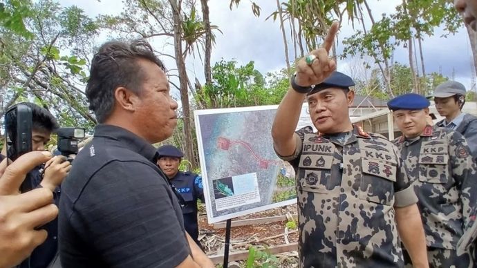 Direktur Jenderal Pengawasan Sumber Daya Kelautan dan Perikanan (PSDKP) Kementerian Kelautan dan Perikanan (KKP) Pung Nugroho Saksono bersama personel PSDKP Tarakan, Kalimantan Utara (Kaltara) di lokasi pembangunan resor PT Storm Diving Resort milik warga negara China, di Pulau Maratua, Berau, Kalimantan Timur (Kaltim), Jumat. (10/4/2026). ANTARA/Susylo Asmalyah