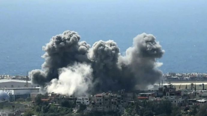 Asap mengepul di atas kawasan permukiman setelah serangan Israel di Beirut, Lebanon, Rabu (8/4/2026). ANTARA/Anadolu/Houssam Shbaro/pri.