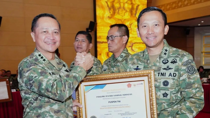 Asisten Perencanaan Umum Letjen TNI Candra Wijaya (kiri) memberikan piagam penghargaan dari panglima TNI kepada Kepala Pusat Penerangan Mabes TNI Mayjen TNI Aulia Dwi Nasrullah (kanan) di Mabes TNI, Cilangkap, Jakarta Timur, Kamis (9/4/2026). Pemberian itu dilakukan karena Puspen Mabes TNI mendapat predikat Wilayah Bebas dari Korupsi (WBK) dari Kemenpan RB (ANTARA/Ho-Mabes TNI)
