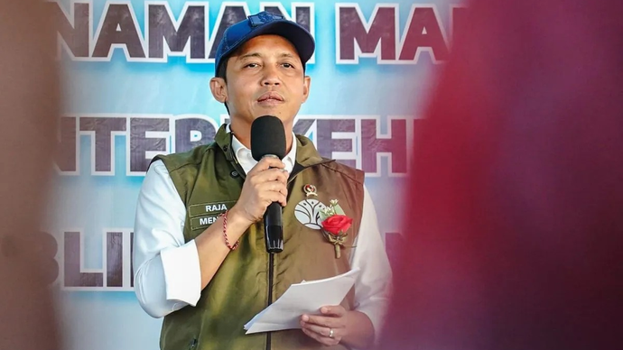 Menteri Kehutanan (Menhut) Raja Juli Antoni dalam penyerahan sembilan Surat Keputusan (SK) kepada sebanyak 328 kepala keluarga di Desa Wisata Darunu, Kecamatan Wori, Kabupaten Minahasa Utara, Sulawesi Utara, Kamis (9/4/2026). (ANTARA/HO-Kemenhut RI)