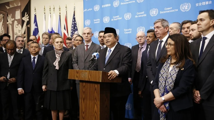 Wakil Tetap RI untuk PBB di New York, Duta Besar Umar Hadi (tengah), membacakan &ldquo;Joint Statement on the Safety and Security of Peacekeepers&rdquo; di Markas PBB New York, Kamis (9/4/2026). Sebanyak 73 negara dan observer PBB telah bergabung dalam pernyataa
