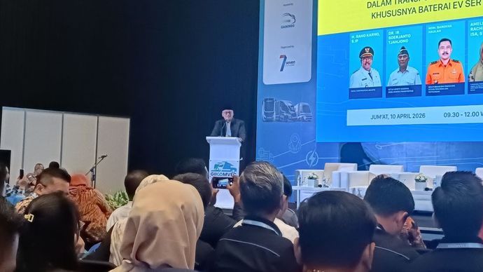 Wakil Gubernur (Wagub) DKI Jakarta Rano Karno yang diwakili Kepala Dinas Penanggulangan Kebakaran dan Pencegahan Provinsi DKI Jakarta, Bayu Meghantara dalam seminar bertajuk "Kepatuhan, Keselamatan, serta Risiko Hukum dalam Transportasi Barang Berbahaya dan Beracun (B3), khususnya Baterai EV serta Tata Cara Penanganannya, yang digelar dalam ajang GIICOMVEC 2026 di JIExpo Kemayoran, Jakarta, Jumat (10/4/2026). (Foto: Adiantoro/NTV) 