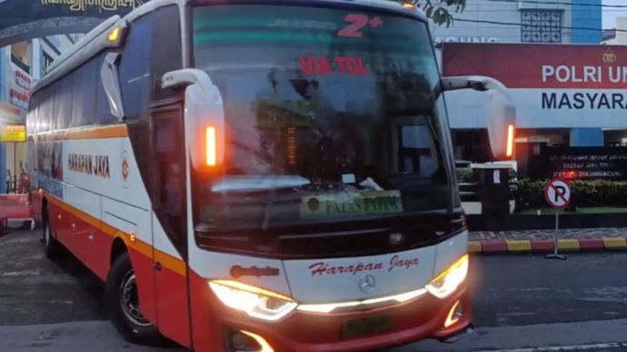 KPK membawa belasan pejabat OPD dinaikkan bus umum Harapan Jaya usai menjalani pemeriksaan selama 12 jam di Mapolres Tulungagung, Sabtu (11/4/216) (Destyan Sujarwoko)