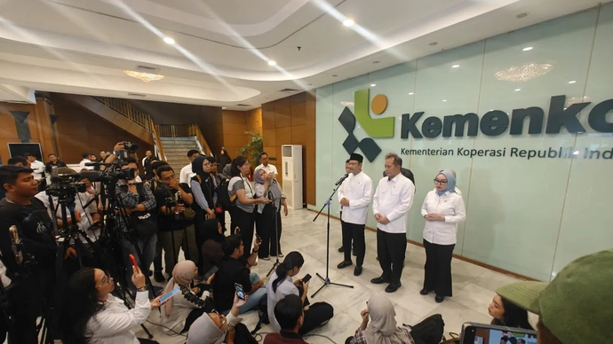 Menteri Sosial Saifullah Yusuf bersama Menteri Koperasi Ferry Juliantono dan Wakil Menteri Koperasi (Wamenkop) Farida Farichah memberikan keterangan selepas pertemuan di Kantor Kementerian Koperasi, Jakarta, Senin (14/4/2026). ANTARA/M Riezko Bima Elko Prasetyo