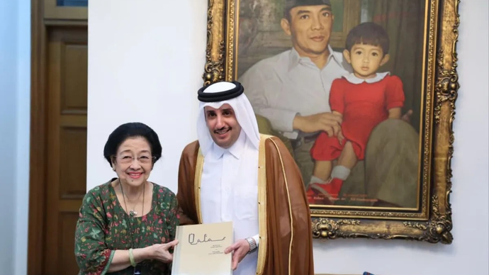 Presiden ke-5 RI sekaligus Ketua Umum PDI Perjuangan (PDIP) Megawati Soekarnoputri menerima kunjungan Duta Besar Qatar untuk Indonesia Sultan bin Mubarak Al-Dosari di kediamannya di Menteng, Jakarta, Senin. Pertemuan berlangsung hangat selama sekitar dua jam dengan dihadiri sejumlah petinggi PDIP.