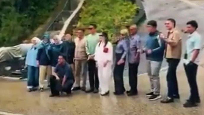 Pejabat Berfoto di Sitinjau Lauik