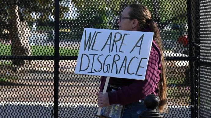 Seorang pengunjuk rasa membawa poster di depan Gedung Putih, Washington DC, Selasa (7/4/2026). (ANTARA/Xinhua/Li Rui)