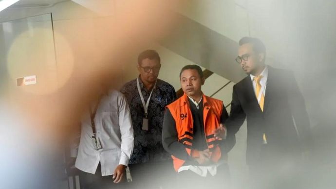 Tersangka kasus dugaan pemerasan di lingkungan Pemprov Riau Abdul Wahid (tengah) berjalan menuju mobil tahanan saat pelimpahan tahap dua di Gedung Merah Putih KPK, Jakarta, Senin (2/3/2026). Penyidik KPK melimpahkan berkas perkara kasus dugaan korupsi berupa pemerasan di lingkungan Pemerintah Provinsi Riau dengan tersangka Gubernur Riau nonaktif Abdul Wahid berikut barang bukti ke Jaksa Penuntut Umum (JPU) KPK untuk segera dibuat surat dakwaan dan disidangkan. ANTARA FOTO/Indrianto Eko Suwarso/foc.