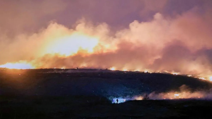 Asap mengepul dari kobaran api di tempat pembuangan sampah di Kota Navotas, Filipina, 11 April 2026. Metro Manila diselimuti kabut tebal selama beberapa hari akibat kebakaran tempat pembuangan sampah, lapor media lokal pada hari Minggu. Kebakaran terjadi pada 10 April di Kota Navotas, menyebarkan asap ke beberapa kota dan sangat memengaruhi kualitas udara. Pembacaan Indeks Kualitas Udara (AQI) pada hari Sabtu mengklasifikasikan kondisi udara sebagai 