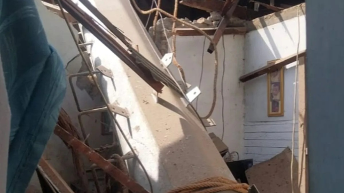 Sebuah tiang provider roboh dan menimpa dua rumah kontrakan di Jalan KH Hasyim, Pondok Cabe, RT 06 RW 01, Kembangan Utara, Kembangan, Jakarta Barat, Sabtu (11/4/2026) pagi. ANTARA/HO.