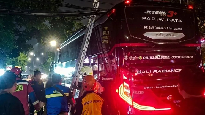 Tiang optik roboh di Jalan Mangga Besar Raya, RT 015 RW 01, Tangki, Tamansari, Jakarta Barat, Minggu (12/4/2026), sehingga menyebabkan perjalanan sebuah bus terhenti. ANTARA/HO.