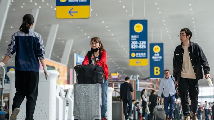 Para penumpang berjalan di Terminal 2 Bandara Internasional Wuhan Tianhe di Wuhan, Provinsi Hubei, China tengah, 15 April 2024. ANTARA/Xinhua/Wu Zhizun