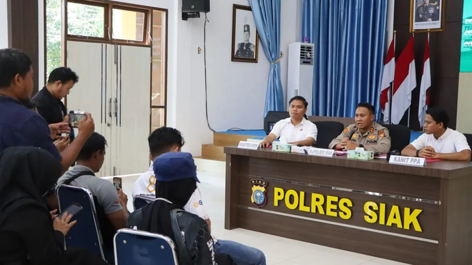 Kapolres Siak AKBP Sepuh Ade Irsyam Siregar dalam konferensi pers didampingi Kepala Satuan Reserse Kriminal AKP Raja Kosmos dan Kepala Unit Perlindungan Perempuan dan Anak Ipda Andreas Silaban. ANTARA/HO-Polres Siak