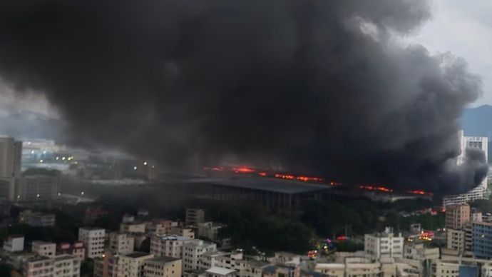 Asap mengepul dari pabrik BYD Pingshan saat kebakaran pada Selasa (14/4/2026) pagi waktu setempat. (Foto: BYD Fans via CarNewsChina) 