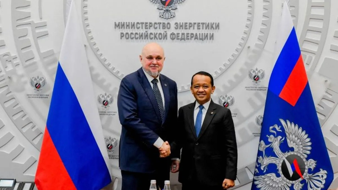 Menteri Energi dan Sumber Daya Mineral (ESDM) Bahlil Lahadalia (kanan) bertemu dengan Menteri Energi Rusia Sergey Tsivilev (kiri) di Rusia, Selasa (14/4/2026). (ANTARA/HO-ESDM)